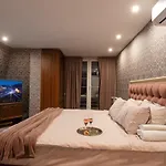 Luxury Private House In Center Apartment