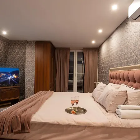 Luxury Private House In Center Apartment