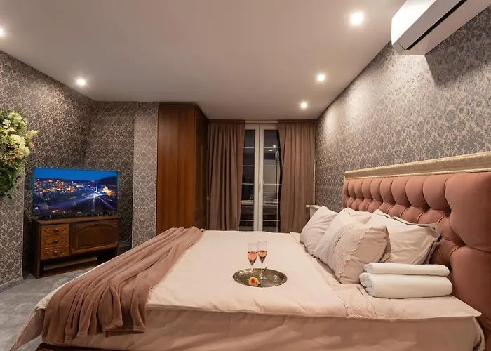 Luxury Private House In Center Apartment